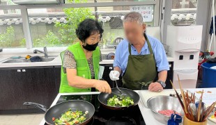 따뜻한 손끝에서 피어난 정성…